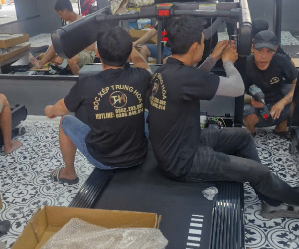 Vận chuyển máy chạy bộ cho phòng gym