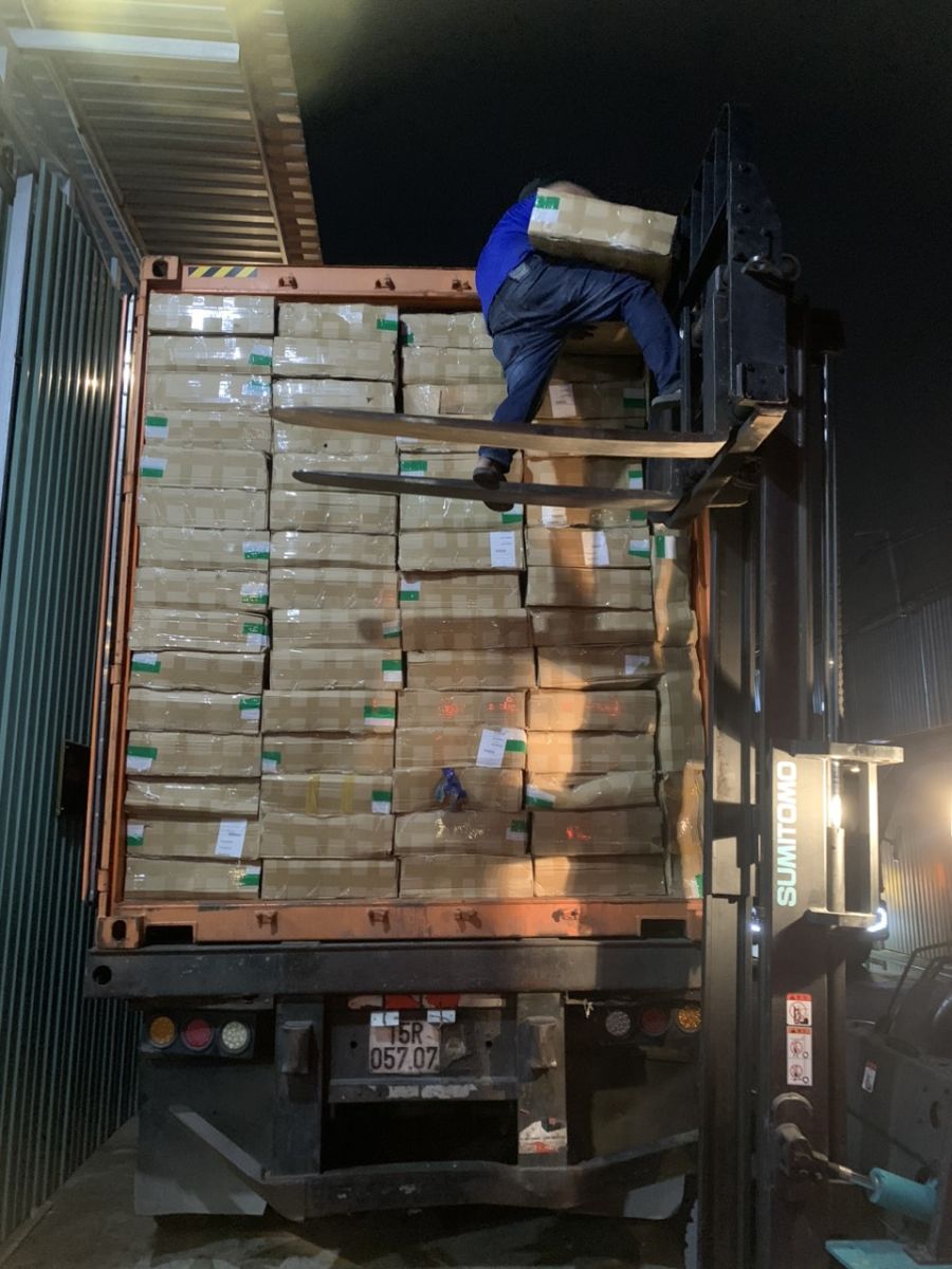 Dịch Vụ Bốc Xếp Tại Quận 6 - Dịch Vụ Bốc Xếp Uy Tín Tận Tâm | Bốc Xếp Trung Hòa  Dịch Vụ Bốc Xếp Tại Quận 6 - Dịch Vụ Bốc Xếp Uy Tín Tận Tâm đang là lựa chọn hàng đầu cho các cá nhân, doanh nghiệp, cửa hàng, kho bãi và nhà xưởng tại khu vực Quận 6 – TP.HCM. Với phương châm “Uy tín – Nhanh chóng – Tận tâm”, Bốc Xếp Trung Hòa tự hào mang đến giải pháp bốc xếp chuyên nghiệp, an toàn và tiết kiệm nhất hiện nay, được hàng ngàn khách hàng tin tưởng lựa chọn.  Giới thiệu về Dịch Vụ Bốc Xếp Tại Quận 6 - Dịch Vụ Bốc Xếp Uy Tín Tận Tâm  Khu vực Quận 6 là một trong những địa điểm tập trung nhiều chợ đầu mối, kho hàng và trung tâm thương mại lớn như Chợ Bình Tây, Chợ Lớn, cùng hàng ngàn cơ sở kinh doanh nhỏ lẻ. Nhu cầu bốc xếp hàng hóa, vận chuyển, dọn kho, chuyển nhà ở đây diễn ra liên tục. Hiểu rõ điều đó, Bốc Xếp Trung Hòa cung cấp Dịch Vụ Bốc Xếp Tại Quận 6 - Dịch Vụ Bốc Xếp Uy Tín Tận Tâm, nhằm hỗ trợ khách hàng vận chuyển hàng hóa nhanh chóng, an toàn và tiết kiệm chi phí.  Với đội ngũ nhân công dày dặn kinh nghiệm, máy móc hỗ trợ hiện đại cùng quy trình làm việc chuyên nghiệp, Bốc Xếp Trung Hòa đã trở thành đơn vị bốc xếp uy tín hàng đầu tại TP.HCM.  Ưu điểm vượt trội của Dịch Vụ Bốc Xếp Tại Quận 6 - Dịch Vụ Bốc Xếp Uy Tín Tận Tâm  Đội ngũ nhân công khỏe mạnh, trách nhiệm Toàn bộ nhân viên của Bốc Xếp Trung Hòa đều được đào tạo bài bản, có sức khỏe tốt và tinh thần làm việc tận tâm. Chúng tôi luôn đảm bảo mỗi công việc đều được hoàn thành nhanh chóng, gọn gàng và đúng kỹ thuật.  Trang thiết bị hỗ trợ đầy đủ, hiện đại Khi sử dụng Dịch Vụ Bốc Xếp Tại Quận 6 - Dịch Vụ Bốc Xếp Uy Tín Tận Tâm, bạn sẽ được hỗ trợ bởi hệ thống xe nâng, xe đẩy, dây buộc, xe tải chuyên dụng giúp bốc dỡ hàng hóa an toàn và hiệu quả.  Giá cả cạnh tranh, minh bạch Bốc Xếp Trung Hòa luôn công khai báo giá rõ ràng, không phát sinh chi phí, giúp khách hàng yên tâm tuyệt đối khi hợp tác.  Làm việc 24/7 – Gọi là có mặt ngay Dù sáng sớm, đêm khuya hay cuối tuần, chỉ cần khách hàng gọi, đội ngũ Bốc Xếp Trung Hòa sẽ có mặt trong 15 – 30 phút để hỗ trợ tận nơi.  An toàn tuyệt đối – Bồi thường 100% nếu hư hại Chúng tôi có chính sách cam kết bảo đảm an toàn cho hàng hóa, nếu có sai sót, Bốc Xếp Trung Hòa sẽ chịu trách nhiệm và bồi thường rõ ràng.  Các loại hình Dịch Vụ Bốc Xếp Tại Quận 6 - Dịch Vụ Bốc Xếp Uy Tín Tận Tâm  Bốc xếp hàng hóa tại nhà xưởng, kho bãi, chợ đầu mối  Bốc dỡ hàng container, hàng siêu thị, hàng sự kiện  Bốc xếp, vận chuyển vật liệu xây dựng, đồ nội thất, thiết bị máy móc  Dịch vụ chuyển nhà, chuyển văn phòng trọn gói tại Quận 6  Thuê nhân công bốc xếp theo giờ, ca hoặc ngày  Hỗ trợ dọn dẹp, sắp xếp hàng hóa sau khi bốc xếp xong  Tất cả các dịch vụ đều được thực hiện bởi đội ngũ Bốc Xếp Trung Hòa chuyên nghiệp, đảm bảo nhanh – sạch – an toàn – tiết kiệm.  Quy trình làm việc của Dịch Vụ Bốc Xếp Tại Quận 6 - Dịch Vụ Bốc Xếp Uy Tín Tận Tâm  Tiếp nhận yêu cầu Khách hàng liên hệ hotline, cung cấp thông tin: loại hàng, vị trí, thời gian và yêu cầu cụ thể.  Khảo sát và báo giá Bốc Xếp Trung Hòa khảo sát thực tế hoặc xem hình ảnh, đưa ra báo giá chi tiết – minh bạch – không phát sinh.  Thực hiện công việc Đội ngũ nhân công cùng thiết bị hỗ trợ đến đúng giờ, bốc xếp hàng hóa cẩn thận, gọn gàng, đảm bảo an toàn tuyệt đối.  Kiểm tra và bàn giao Sau khi hoàn tất, khách hàng kiểm tra và xác nhận. Nếu có yêu cầu bổ sung, chúng tôi sẵn sàng hỗ trợ ngay.  Thanh toán và hậu mãi Thanh toán sau khi hài lòng. Khách hàng thân thiết sẽ nhận được nhiều ưu đãi hấp dẫn từ Bốc Xếp Trung Hòa.  Bảng giá Dịch Vụ Bốc Xếp Tại Quận 6 - Dịch Vụ Bốc Xếp Uy Tín Tận Tâm Loại dịch vụ	Đơn giá (VNĐ) Nhân công bốc xếp hàng nhẹ	100.000 – 150.000 / giờ Nhân công bốc xếp hàng nặng	150.000 – 200.000 / giờ Thuê nhân công theo ngày	700.000 – 1.000.000 / người / ngày Bốc xếp trọn gói chuyển kho / nhà	Báo giá trực tiếp theo khối lượng  Giá có thể thay đổi tùy theo khối lượng hàng, địa điểm và thời gian. Bốc Xếp Trung Hòa cam kết giá rẻ nhất – chất lượng cao nhất – phục vụ tận tâm nhất tại Quận 6.  Khu vực phục vụ của Dịch Vụ Bốc Xếp Tại Quận 6 - Dịch Vụ Bốc Xếp Uy Tín Tận Tâm  Bốc Xếp Trung Hòa phục vụ khắp các tuyến đường trọng điểm của Quận 6 như: Hậu Giang, Bình Tiên, Nguyễn Văn Luông, Phạm Văn Chí, Minh Phụng, Lò Siêu, Bà Hom, Kinh Dương Vương, và khu vực gần Chợ Bình Tây, Aeon Mall Bình Tân, Công viên Phú Lâm.  Bất kể khách hàng ở đâu trong Quận 6, Dịch Vụ Bốc Xếp Tại Quận 6 - Dịch Vụ Bốc Xếp Uy Tín Tận Tâm luôn có mặt kịp thời, đảm bảo tiến độ và chất lượng tốt nhất.  Khách hàng nói gì về Dịch Vụ Bốc Xếp Tại Quận 6 - Dịch Vụ Bốc Xếp Uy Tín Tận Tâm  “Tôi sử dụng dịch vụ của Bốc Xếp Trung Hòa nhiều lần. Mỗi lần đều rất hài lòng, nhân viên nhanh, khỏe, làm việc cẩn thận.” – Anh Khải, chủ cửa hàng điện máy Quận 6.  “Giá rẻ hơn so với mặt bằng chung, làm việc chuyên nghiệp và đúng giờ. Tôi đánh giá 10/10 cho Dịch Vụ Bốc Xếp Tại Quận 6 - Dịch Vụ Bốc Xếp Uy Tín Tận Tâm.” – Chị Ngọc, chủ kho hàng Bình Tiên.  “Công ty tôi chuyển hàng thường xuyên, chỉ tin dùng Bốc Xếp Trung Hòa vì chất lượng và thái độ phục vụ tận tâm.” – Anh Tùng, công ty logistics Quận 6.  Cam kết của Dịch Vụ Bốc Xếp Tại Quận 6 - Dịch Vụ Bốc Xếp Uy Tín Tận Tâm  Phục vụ 24/7, kể cả ngày lễ – cuối tuần  Có mặt trong vòng 30 phút sau khi gọi  Cam kết đúng tiến độ, đúng chất lượng  Báo giá rõ ràng, không phát sinh  Bồi thường 100% nếu hàng hóa hư hại  Luôn tận tâm – chuyên nghiệp – nhanh chóng trong từng công việc  Liên hệ ngay Dịch Vụ Bốc Xếp Tại Quận 6 - Dịch Vụ Bốc Xếp Uy Tín Tận Tâm  📞 Hotline: 0984 965 929 💬 Zalo: Bốc Xếp Trung Hòa 🌐 Website: www.bocxeptrunghoa.vn  📍 Địa chỉ: Trung tâm Bốc Xếp Trung Hòa – Quận 6, TP. Hồ Chí Minh  Nếu bạn đang tìm Dịch Vụ Bốc Xếp Tại Quận 6 - Dịch Vụ Bốc Xếp Uy Tín Tận Tâm, hãy để Bốc Xếp Trung Hòa đồng hành cùng bạn! Chúng tôi luôn sẵn sàng phục vụ mọi lúc – mọi nơi – mọi yêu cầu, mang đến sự an tâm – chuyên nghiệp – hài lòng tuyệt đối.