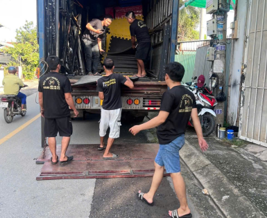 Xe tải bốc xếp tại Tân Phú